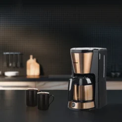 Bestron Cafetière Filtre Avec Verseuse Isotherme 8 Tasses 900 W Coloris Cuivre -KitchenAid || Smeg Soldes Magasin 700100 3 1 Cafetiere filtre avec verseuse isotherme 8 tasses 900 W coloris cuivre Bestron