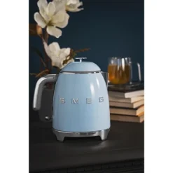 Smeg Mini Bouilloire 0,8 L 1400 W KLF05PBEU Bleu Azur -KitchenAid || Smeg Soldes Magasin 702031 3 4 Mini bouilloire 0 8 L 1400 W KLF05PBEU bleu azur Smeg