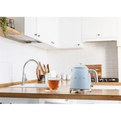 Smeg Mini Bouilloire 0,8 L 1400 W KLF05PBEU Bleu Azur -KitchenAid || Smeg Soldes Magasin 702031 4 4 Mini bouilloire 0 8 L 1400 W KLF05PBEU bleu azur Smeg