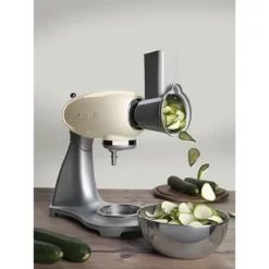 Smeg Tranchoir Et Râpe à Cylindres SMSG01 Pour Robot Sur Socle 8 Smeg Tranchoir Et Râpe à Cylindres SMSG01 Pour Robot Sur Socle -KitchenAid || Smeg Soldes Magasin 720058 3 1 Tranchoir et rape a cylindres SMSG01 pour robot sur socle Smeg