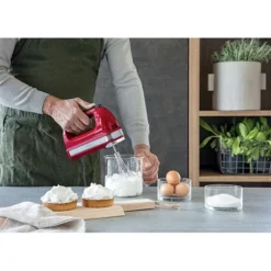 KitchenAid Batteur à Main 9 Vitesses Empire 85 W 5KHM9212EER Rouge -KitchenAid || Smeg Soldes Magasin 760096 2 3 Batteur a main 9 vitesses empire 85 W 5KHM9212EER rouge Kitchenaid