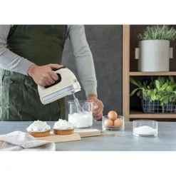 KitchenAid Batteur à Main 9 Vitesses 85 W 5KHM9212EAC Crème -KitchenAid || Smeg Soldes Magasin 760098 3 4 Batteur a main 9 vitesses 85 W 5KHM9212EAC creme Kitchenaid