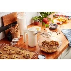 KitchenAid Batteur à Main électrique Sans Fil 7 Vitesses Crème 5KHMB732EAC -KitchenAid || Smeg Soldes Magasin 760358 3 2 Batteur a main electrique sans fil 7 vitesses creme 5KHMB732EAC Kitchenaid