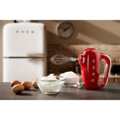 Smeg Batteur à Main 9 Vitesses 250 W HMF01RDEU Rouge -KitchenAid || Smeg Soldes Magasin 761065 2 1 Batteur a main 9 vitesses 250 W HMF01RDEU rouge Smeg
