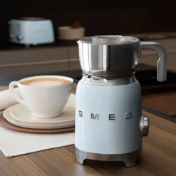 Smeg Chocolatière émulsionneur Bleu Azur 500 W MFF01PBEU -KitchenAid || Smeg Soldes Magasin 780233 3 1 Chocolatiere emulsionneur bleu azur 500 W MFF01PBEU Smeg