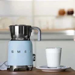 Smeg Chocolatière émulsionneur Bleu Azur 500 W MFF01PBEU -KitchenAid || Smeg Soldes Magasin 780233 4 1 Chocolatiere emulsionneur bleu azur 500 W MFF01PBEU Smeg